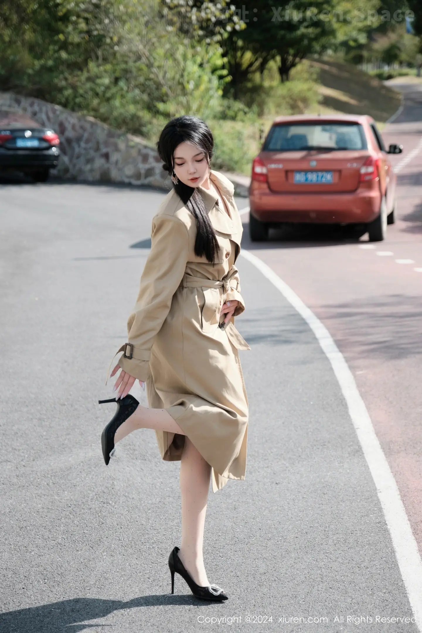 图片[5]-[XiuRen秀人网] VOL.9261 模特麦田性感浅色外套露开档连体肉丝秀曼妙身姿完美诱惑写真50P-秀人网官方网站